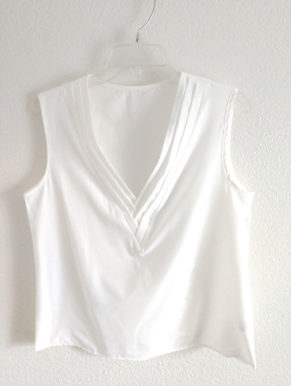Pretty White Blouse Sleeveless Pleated Deep V Neck Size Large Chest 38"